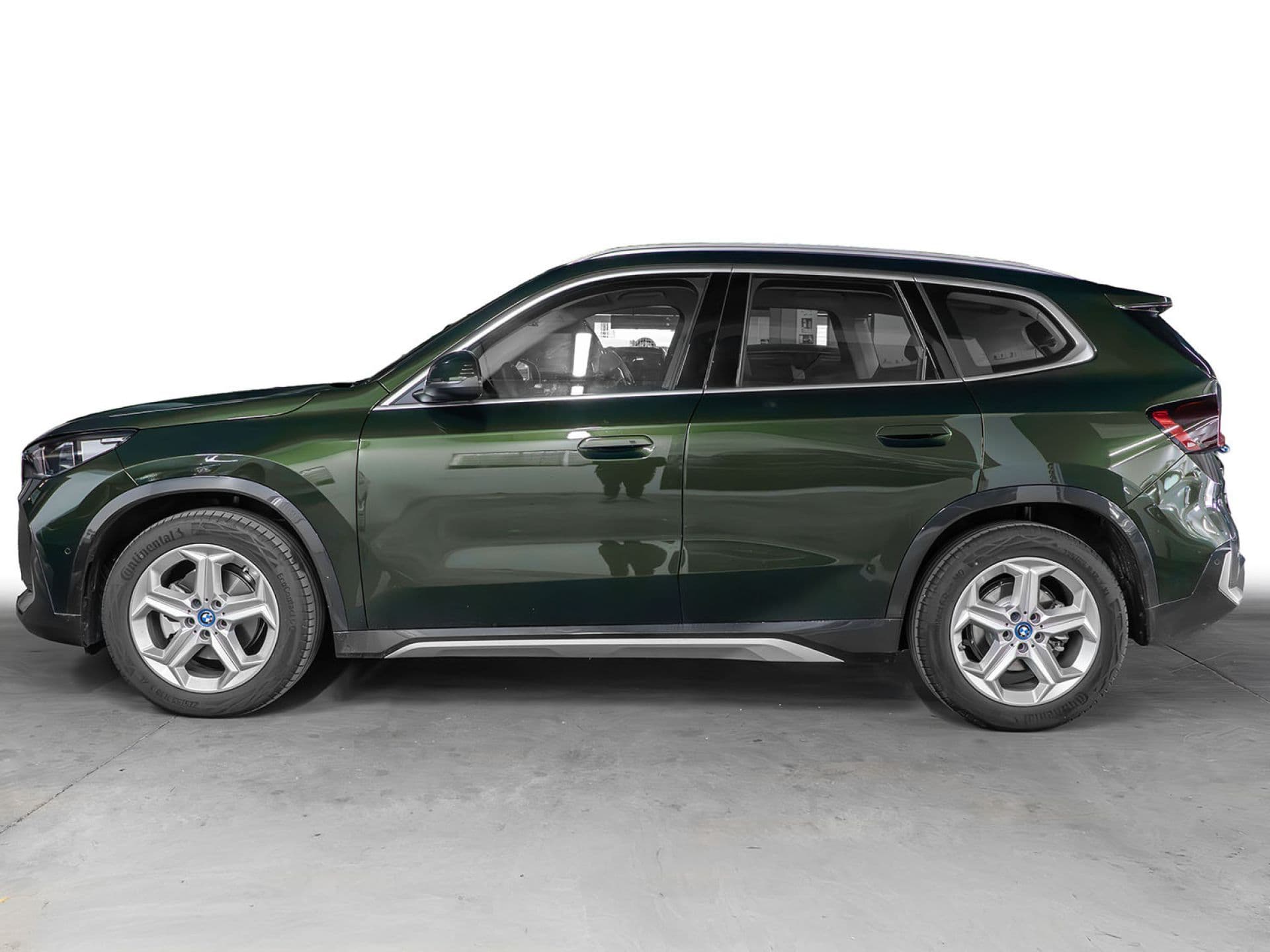 BMW iX1 eDrive20, color Sanremo Green (metalizado), 2026, foto 3 de 12
