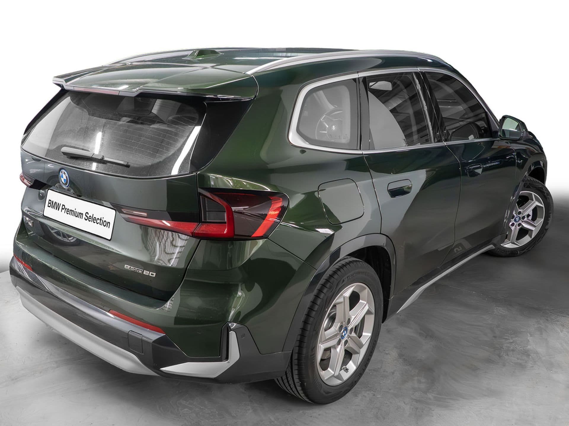 BMW iX1 eDrive20, color Sanremo Green (metalizado), 2026, foto 4 de 12