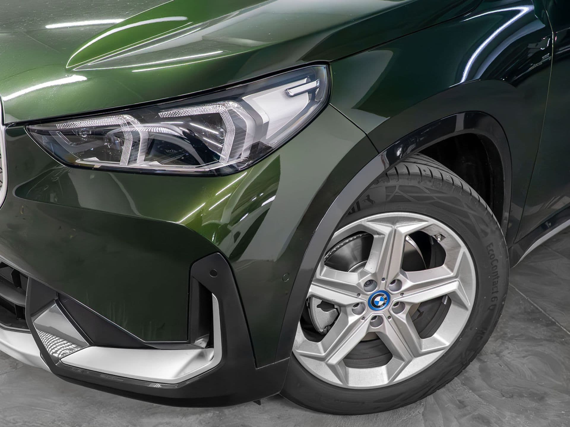 BMW iX1 eDrive20, color Sanremo Green (metalizado), 2026, foto 6 de 12