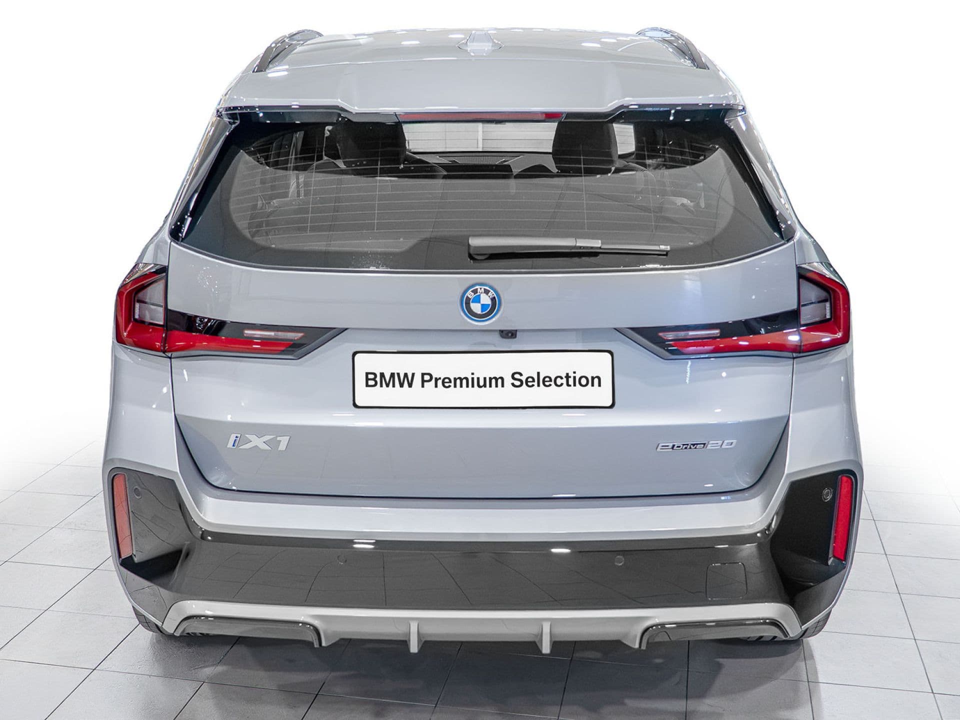 BMW iX1 eDrive20, color Spacesilber (metalizado), 2026, foto 4 de 12