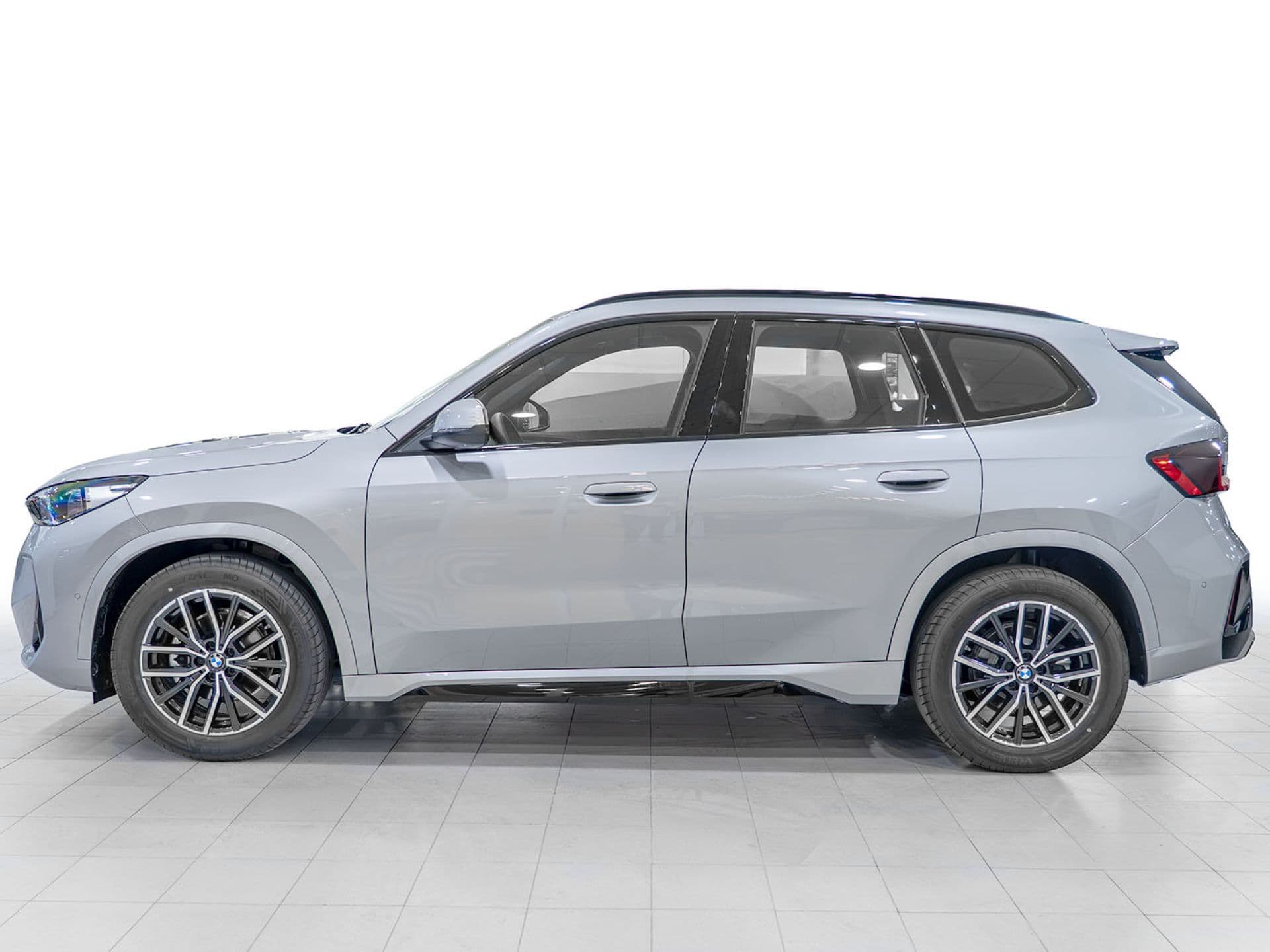 BMW iX1 eDrive20, color Spacesilber (metalizado), 2026, foto 3 de 12