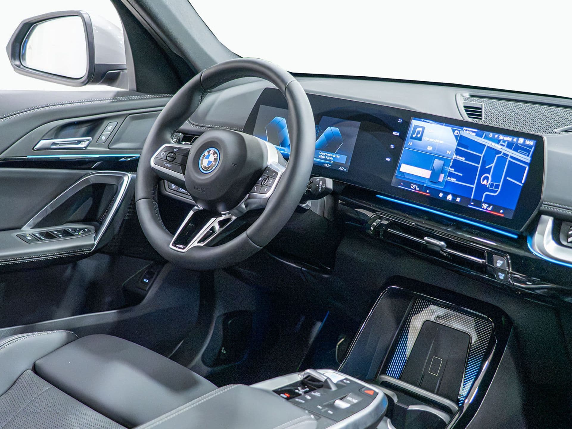 BMW iX1 eDrive20, color Spacesilber (metalizado), 2026, foto 8 de 12
