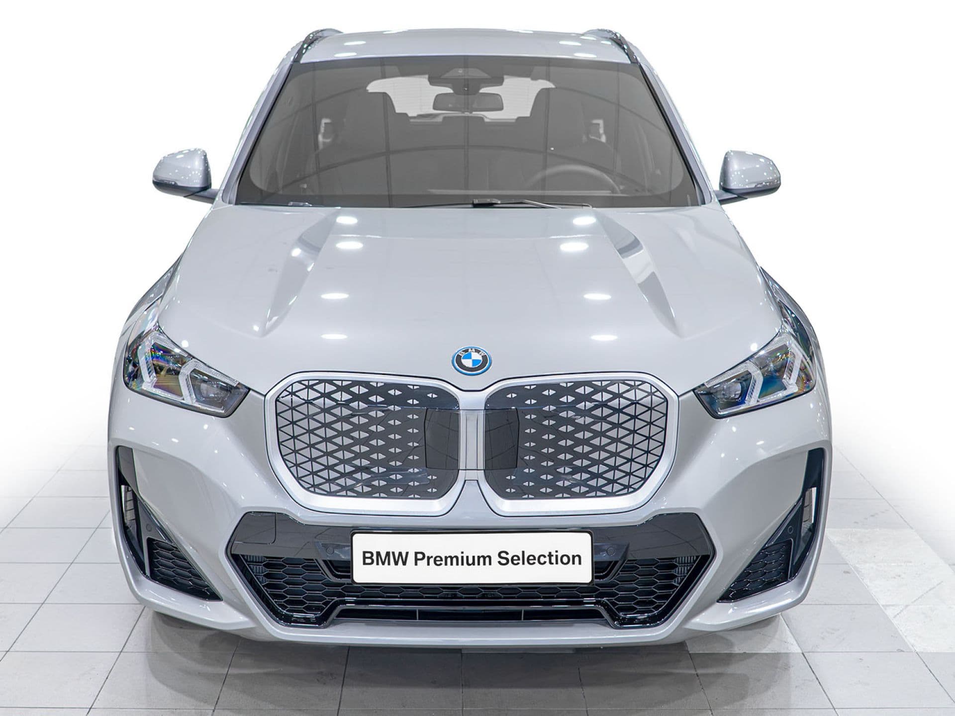 BMW iX1 eDrive20, color Spacesilber (metalizado), 2026, foto 2 de 12