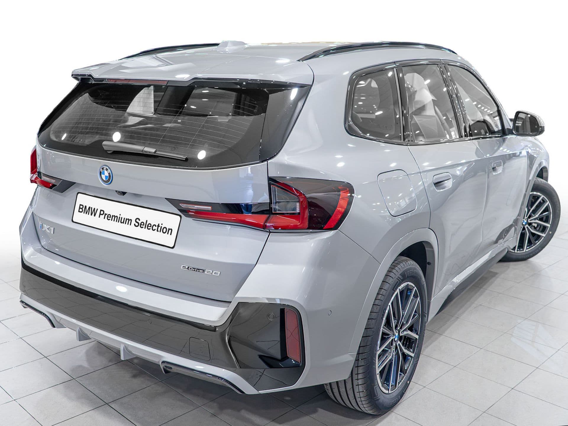 BMW iX1 eDrive20, color Spacesilber (metalizado), 2026, foto 5 de 12