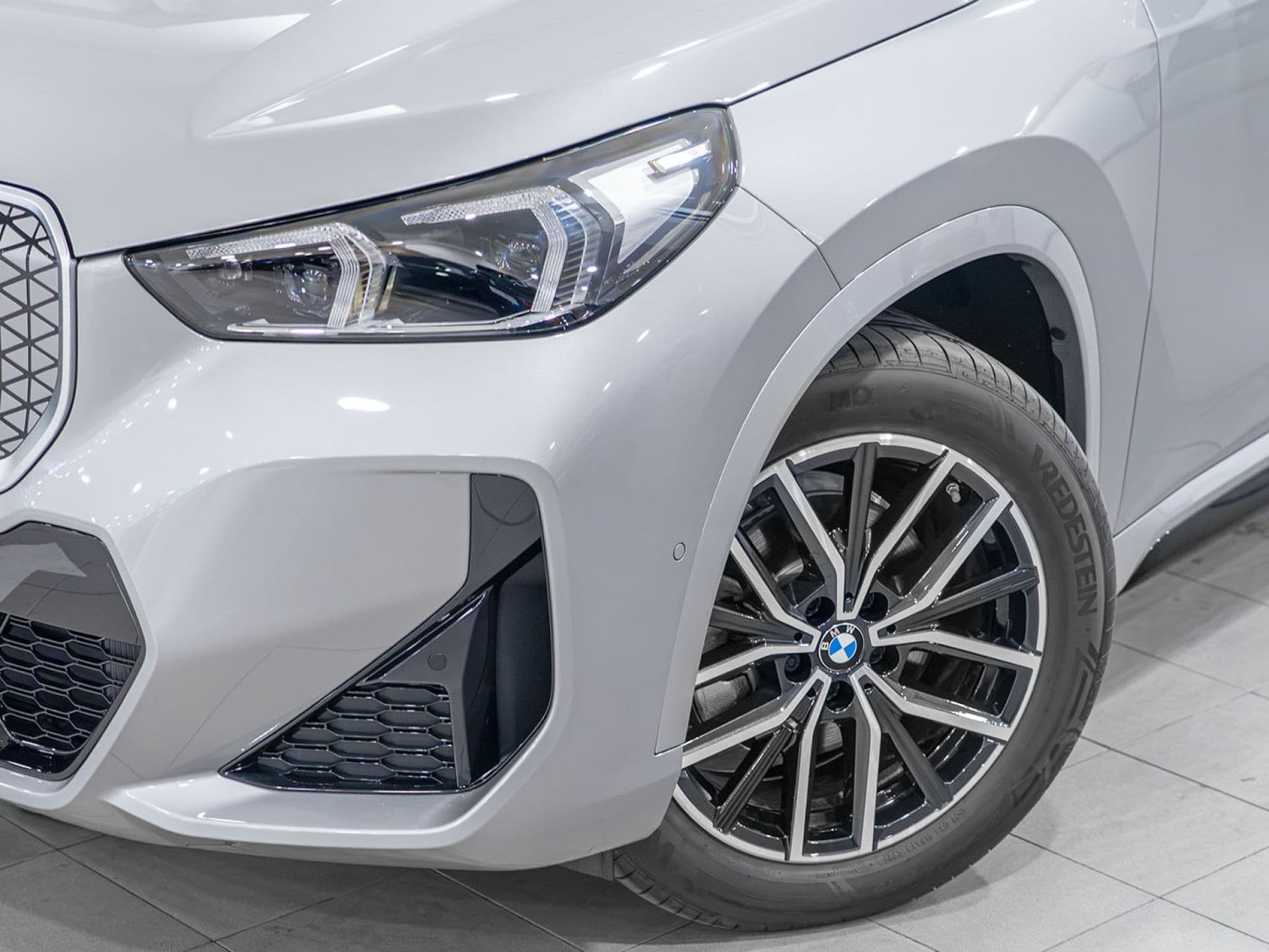 BMW iX1 eDrive20, color Spacesilber (metalizado), 2026, foto 6 de 12