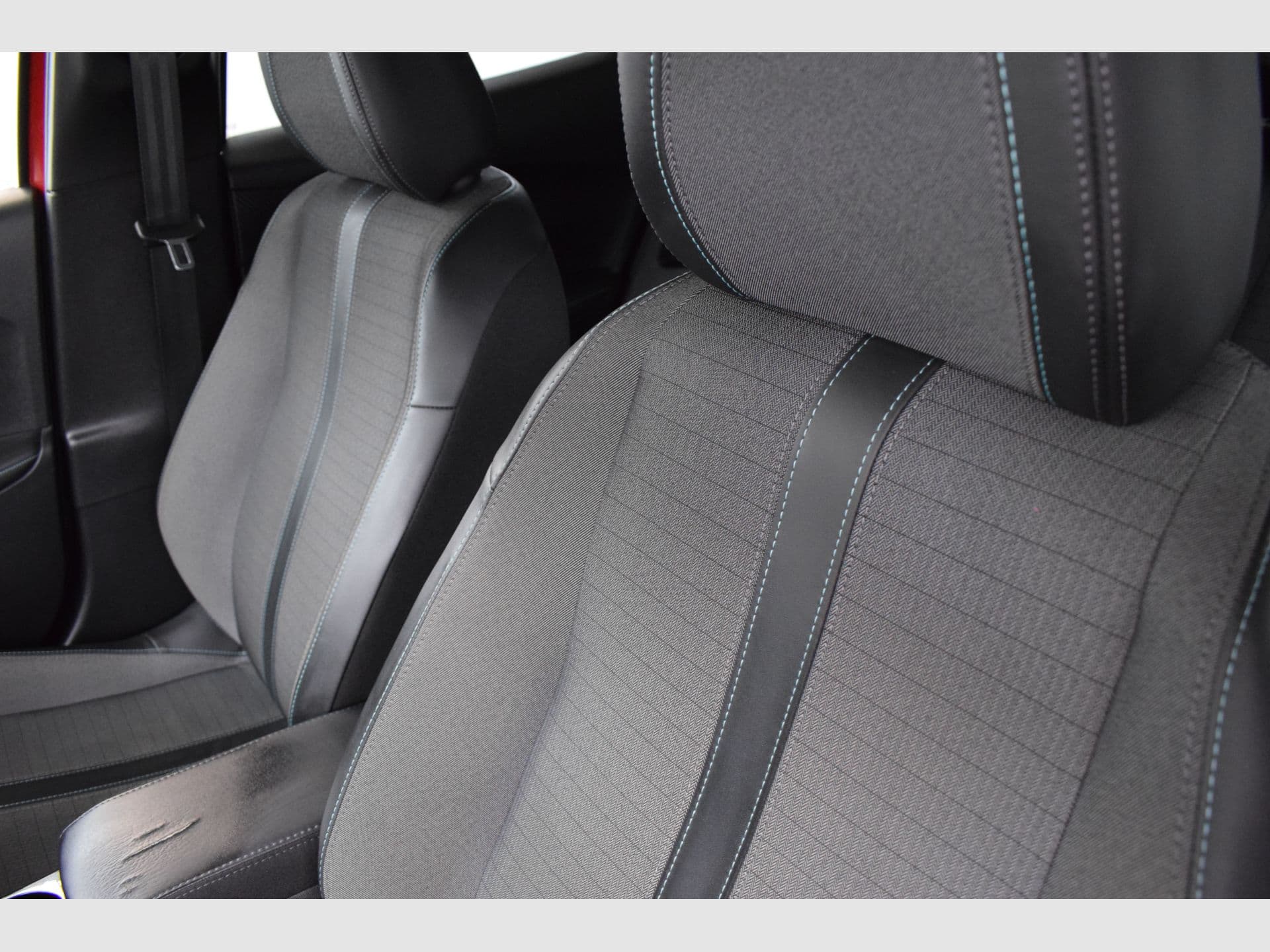 Peugeot 2008 Allure Pack Puretech 130 S&S EAT8, color Orange Fusion (metalizado), 2021, foto 4 de 6