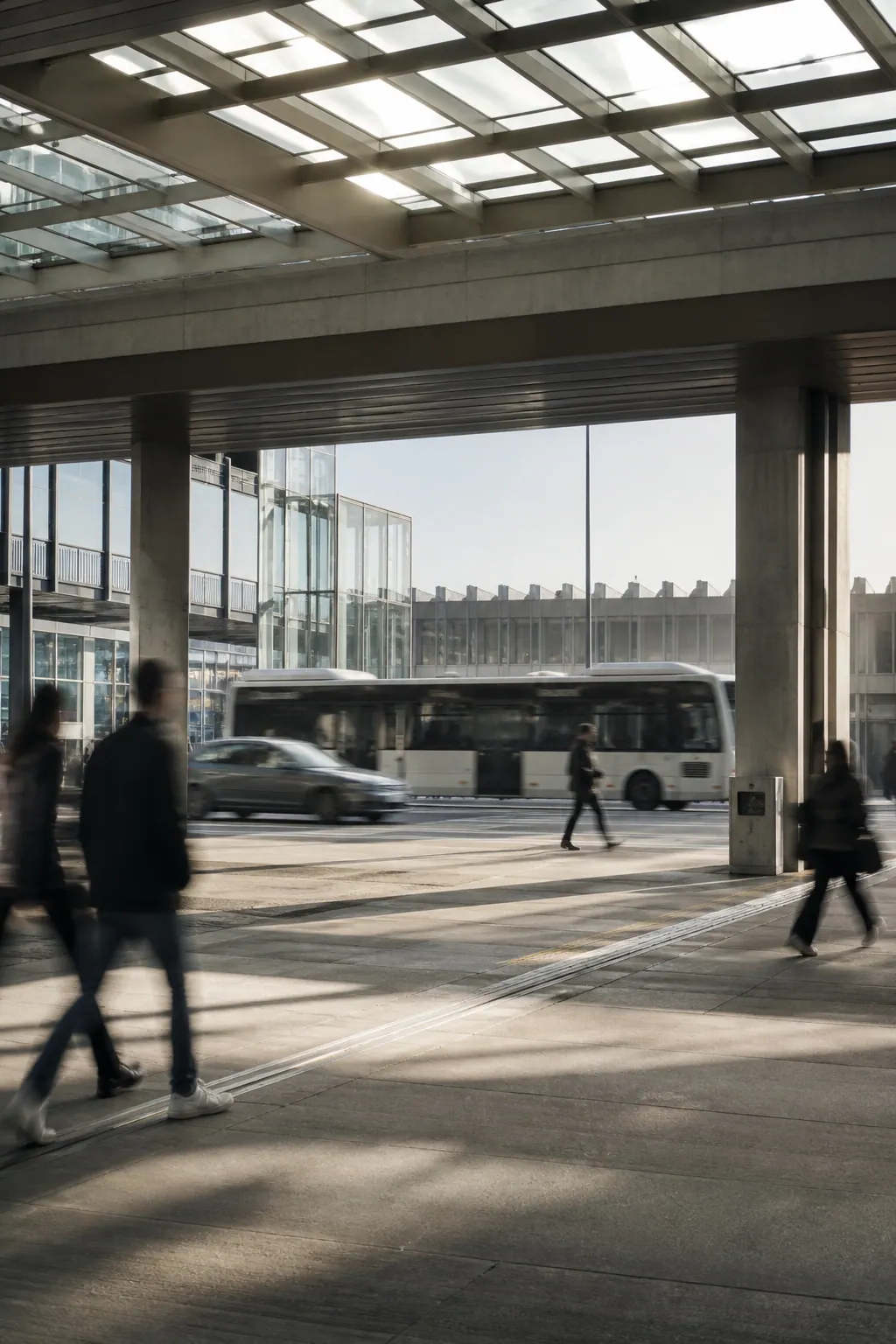 Personas en movimiento en un intercambiador de transporte