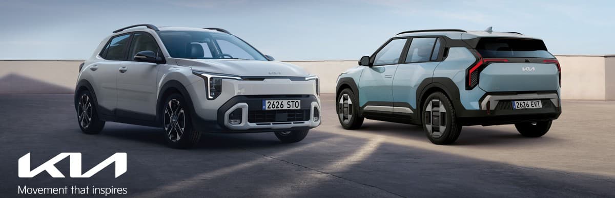 Kia Stonic blanco y Kia EV3 azul claro en una explanada al aire libre, con el logotipo de Kia