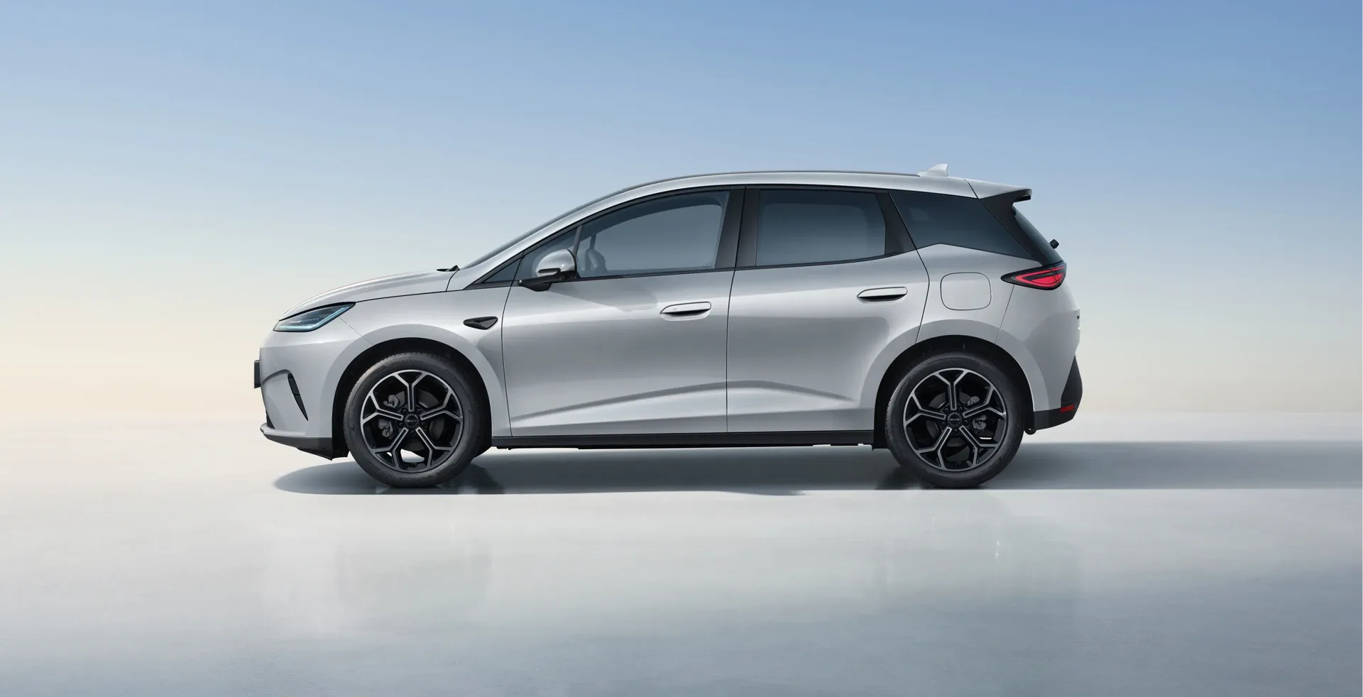 BYD Dolphin G DM-i blanco de perfil (imagen oficial de BYD)