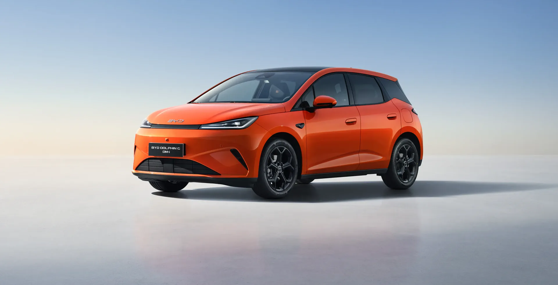 BYD Dolphin G DM-i naranja, vista tres cuartos delantera