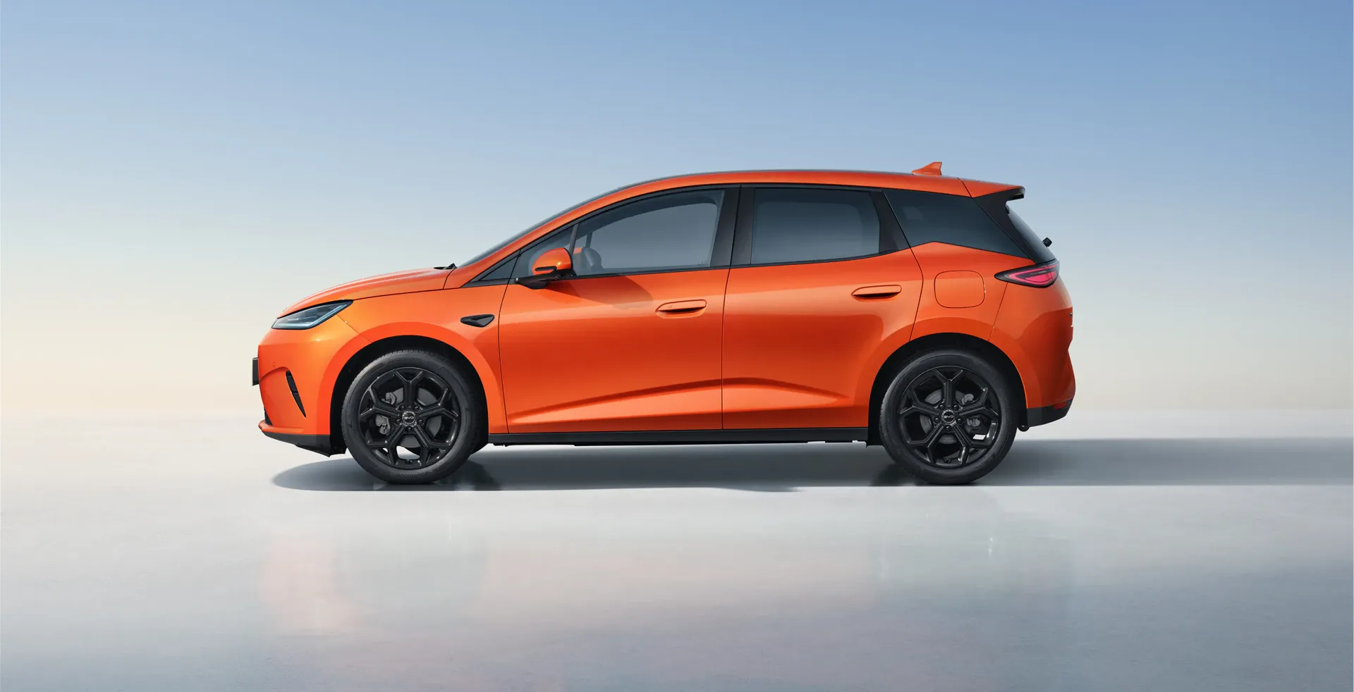 BYD Dolphin G DM-i naranja de perfil