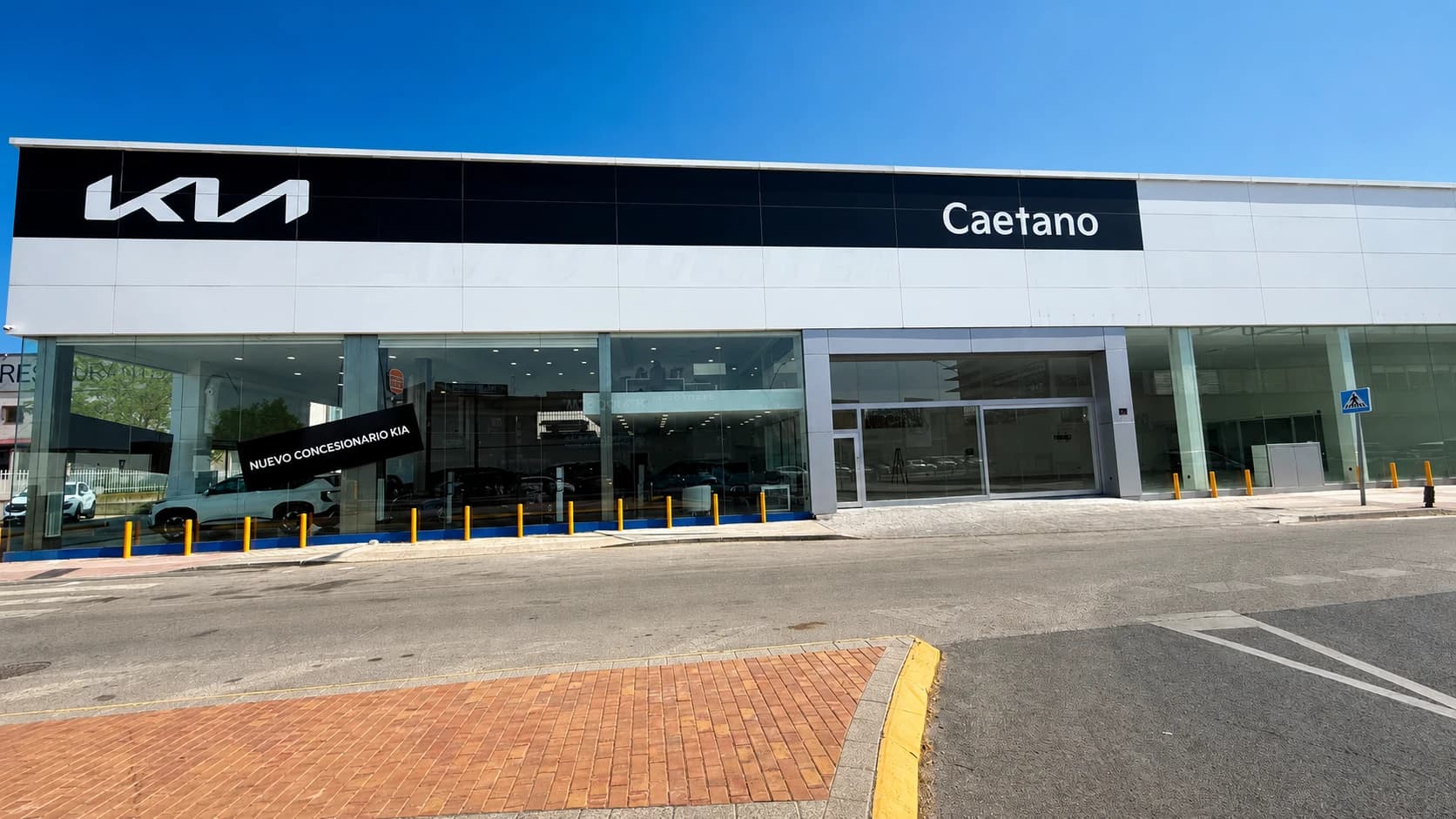 Vista panorámica del concesionario Kia Caetano de Fuenlabrada con su amplia cristalera