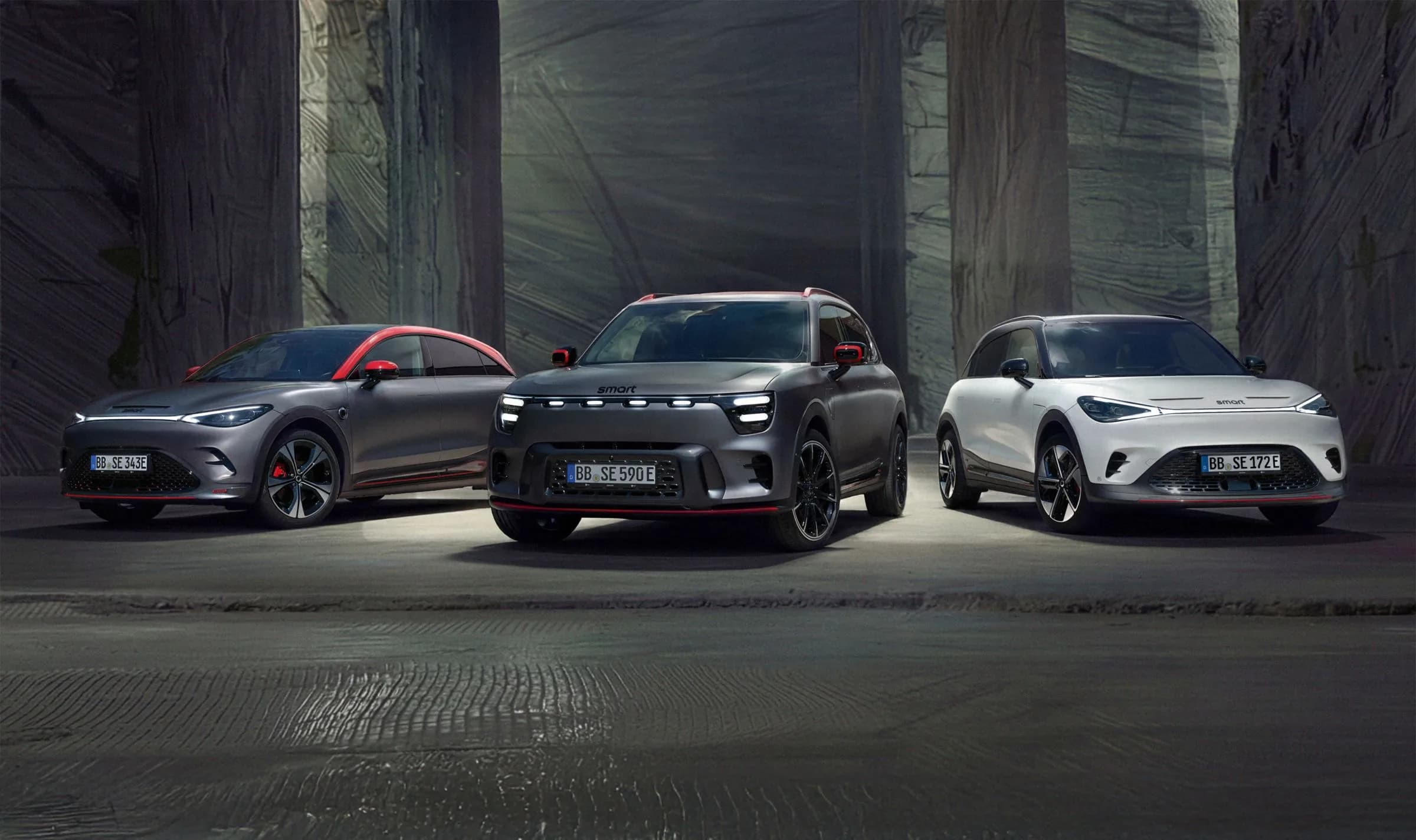 smart #3, #5 y #1 BRABUS aparcados en una nave de piedra oscura