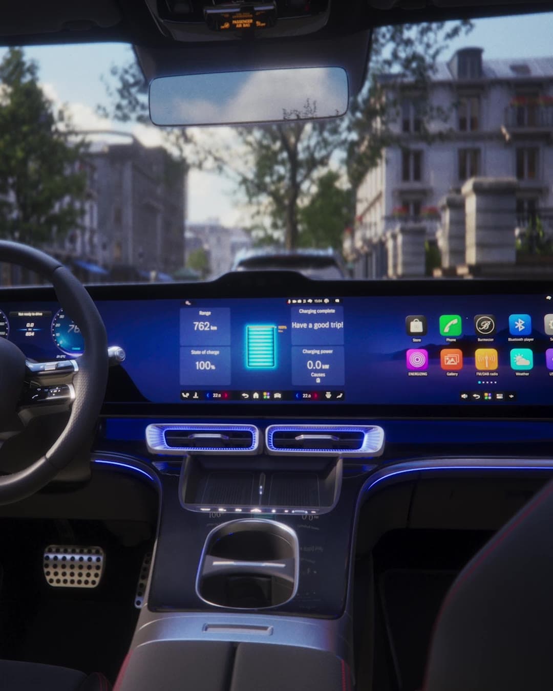 Interior del nuevo Clase C eléctrico con el salpicadero de pantallas iluminado en azul