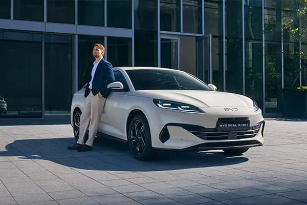 foto del byd seal 6 blanco con hombre sentado encima