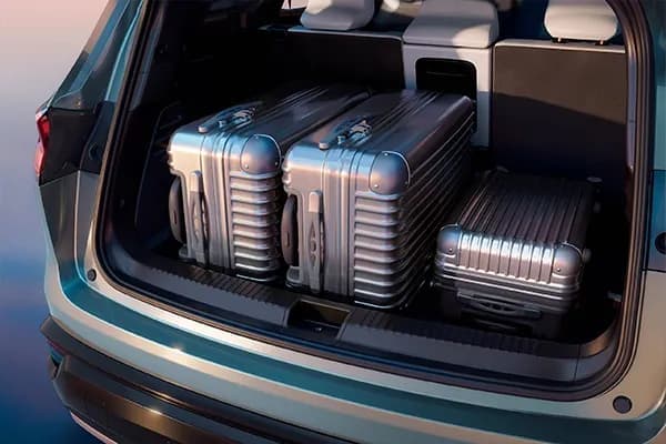 Foto de unas maletas guardadas en el maletero del Renault Espace