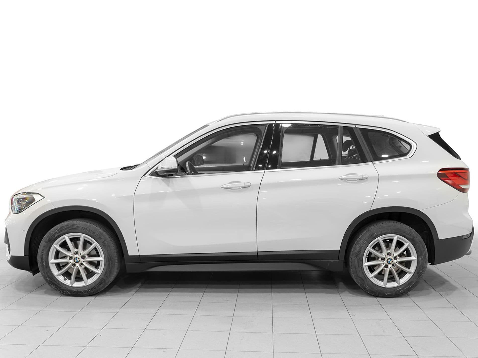 BMW X1 sDrive18d Business, color Alpinweiß (sólido), 2019, foto 3 de 8
