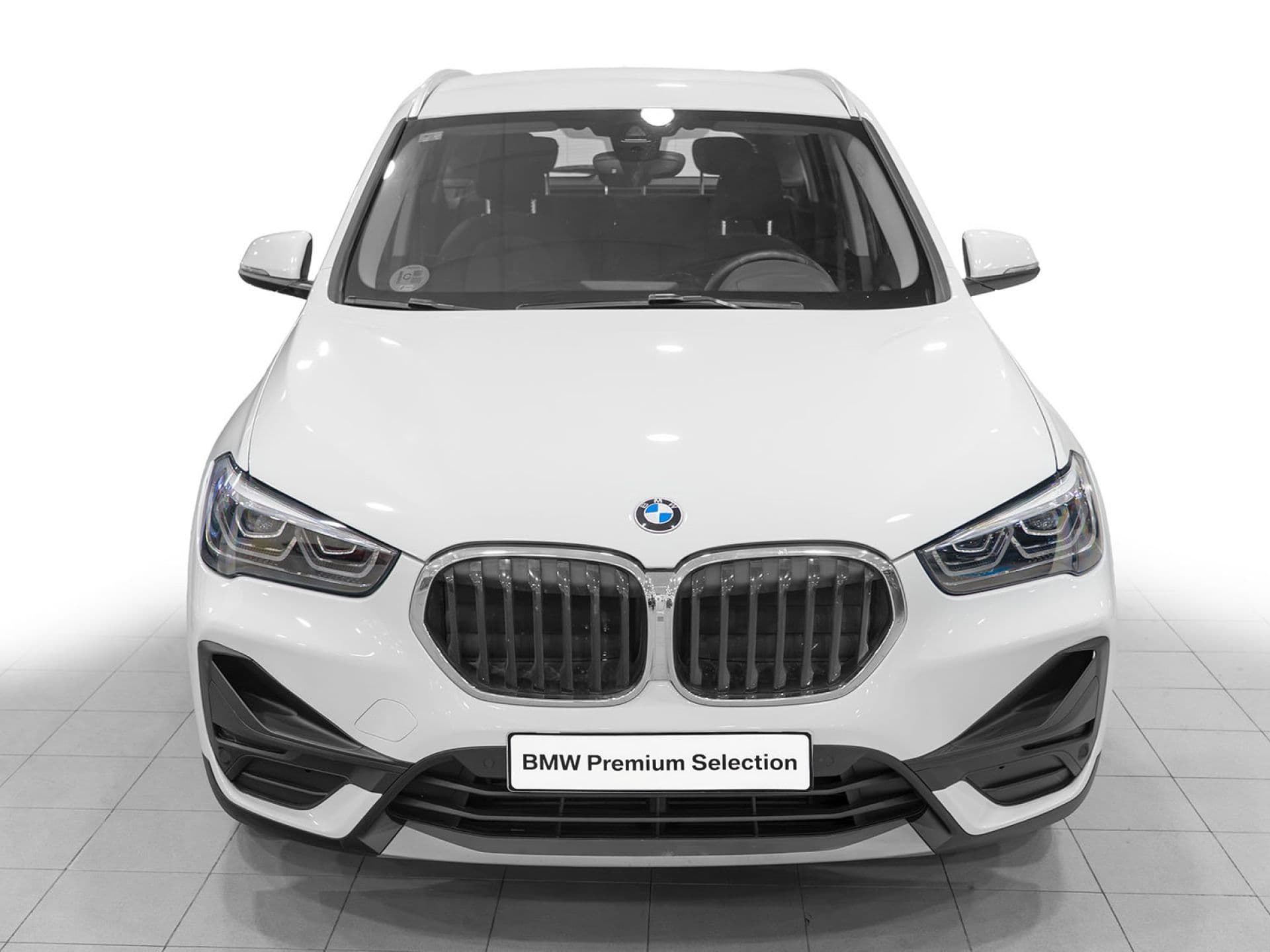 BMW X1 sDrive18d Business, color Alpinweiß (sólido), 2019, foto 2 de 8