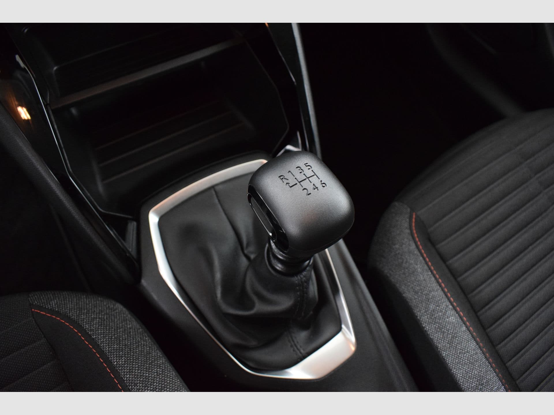 Peugeot 208 PureTech 73kW (100CV) Active Pack, color Rojo Elixir (especial), 2022, foto 5 de 6