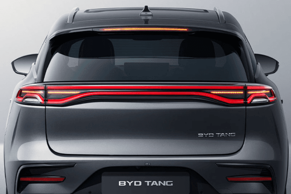 Trasera del BYD Tang de segunda mano en gris con piloto LED de lado a lado