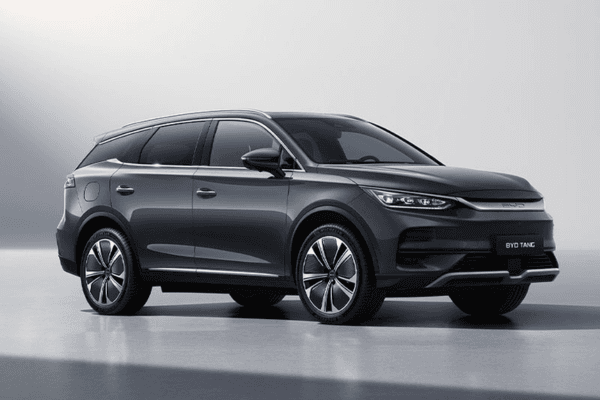 BYD Tang de segunda mano en gris, vista frontal lateral del SUV eléctrico