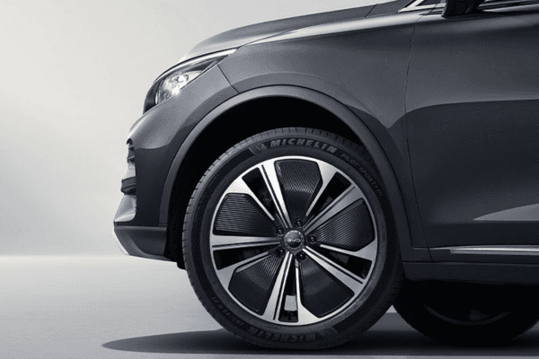Detalle de llanta del BYD Tang segunda mano en gris