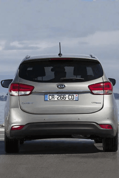 Parte trasera de un Kia Carens de ocasión