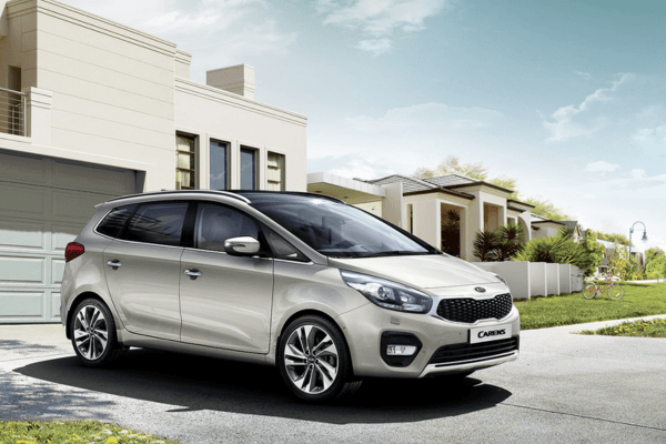 Kia Carens de ocasión gris ante una casa moderna