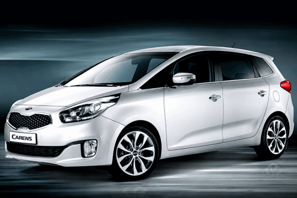 Vista frontal lateral de un Kia Carens de segunda mano blanco