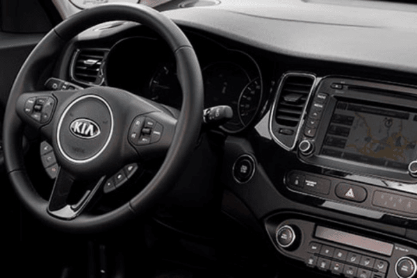 Interior del Carens de segunda mano con volante, cuadro y pantalla central