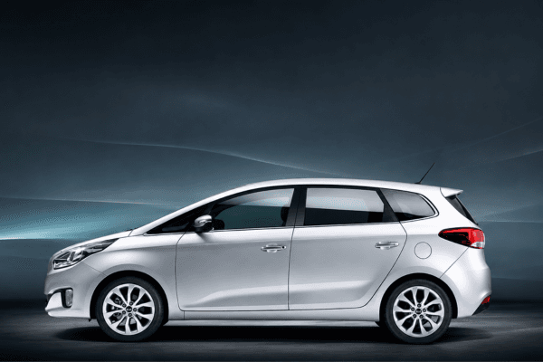 Perfil lateral de un Kia Carens 7 plazas de segunda mano en blanco