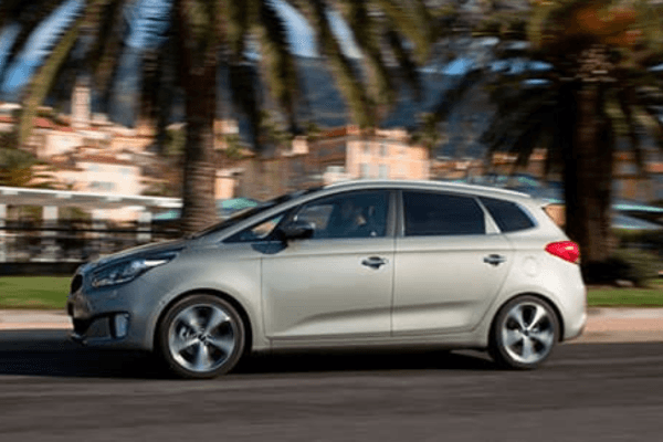 Kia Carens de segunda mano gris en marcha, vista lateral