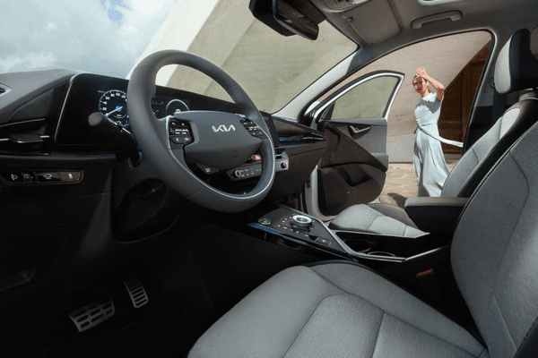 Interior del Kia e-Niro km0 con volante, asientos grises y cuadro digital