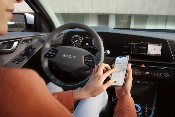 Interior del Kia e-Niro de segunda mano con pantalla táctil y conectividad móvil