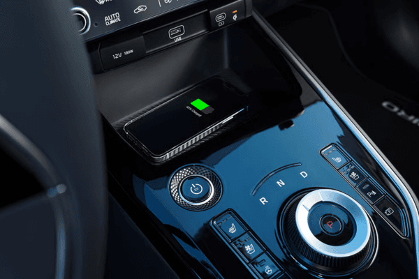Consola central del Kia e-Niro de ocasión con carga inalámbrica y selector de marchas