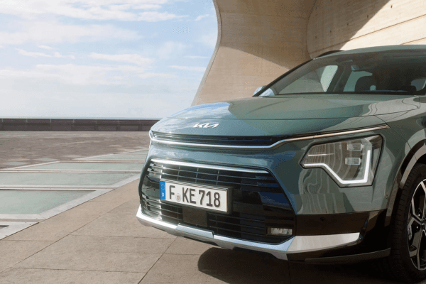Frontal del Kia e-Niro de segunda mano en verde con faros LED