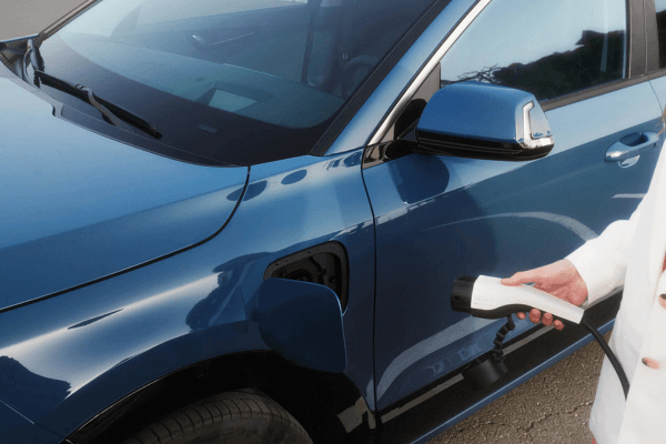 Carga del e-Niro de ocasión en color azul con conector eléctrico