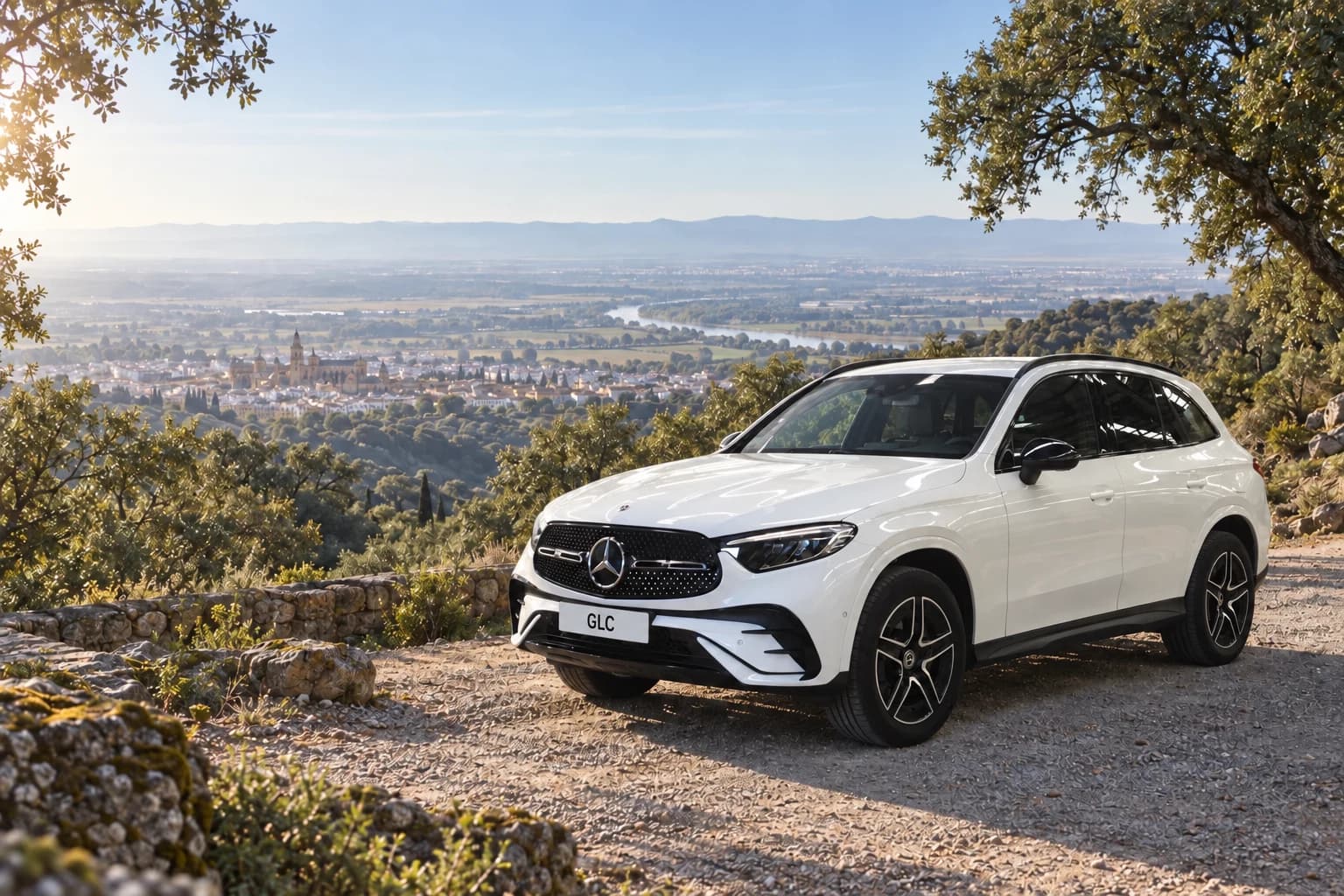 Mercedes-Benz GLC blanco en un camino de la Sierra de Córdoba con la ciudad al fondo