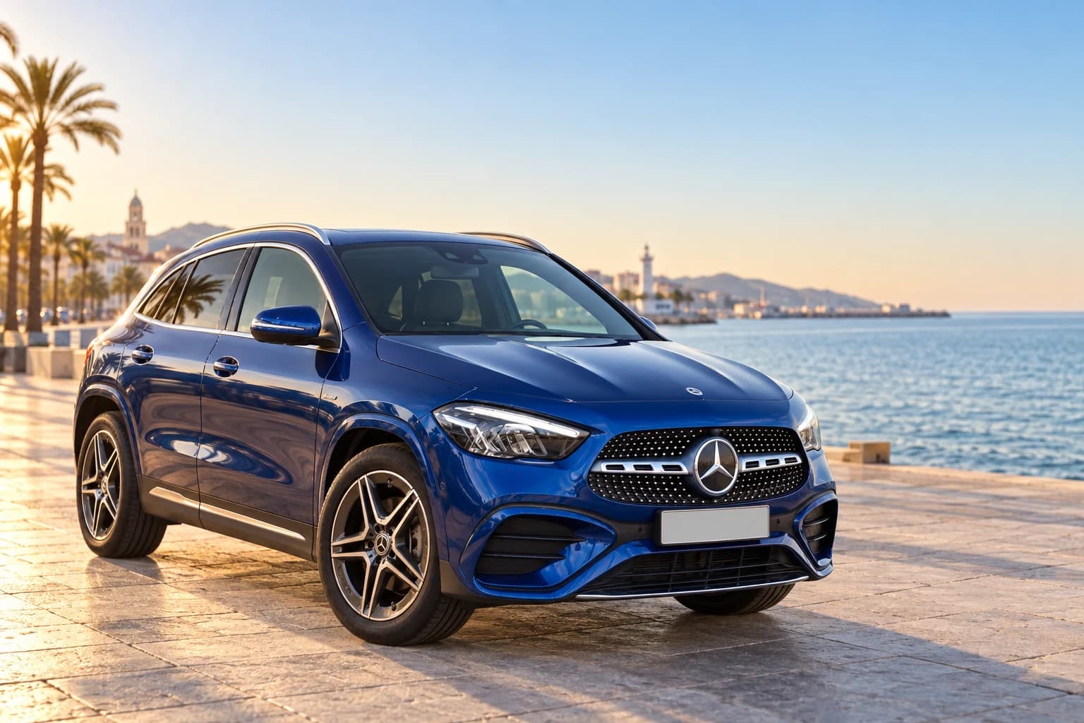 Mercedes-Benz GLA azul espectral en el paseo marítimo de Málaga al atardecer