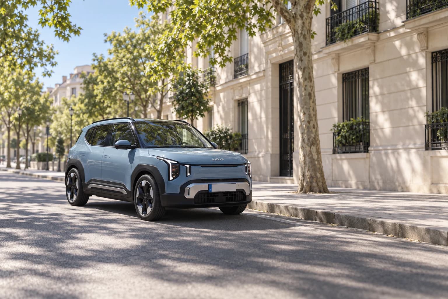 Kia EV2 azul en una calle arbolada de Madrid