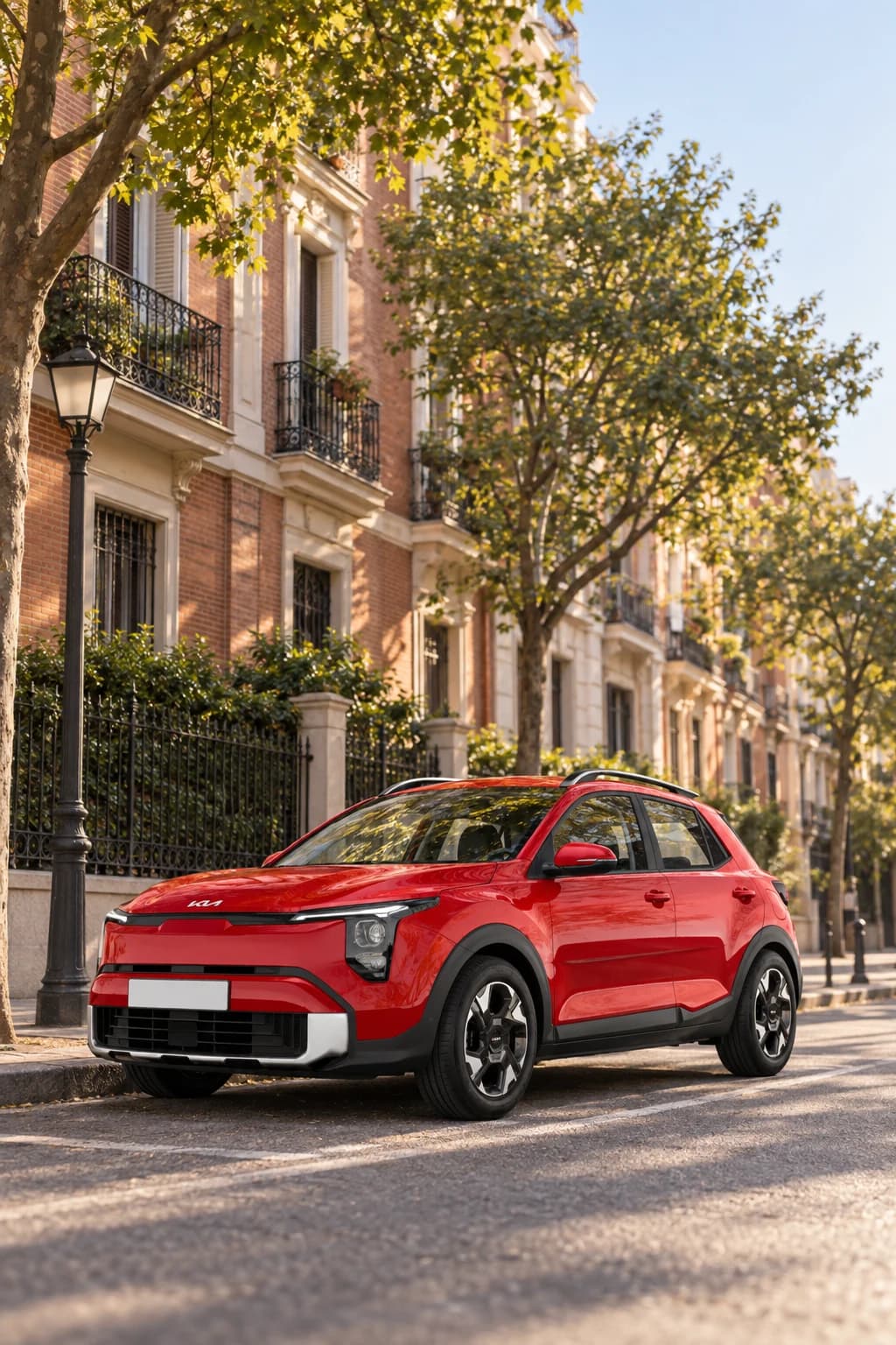 Kia Stonic rojo aparcado en una calle de Chamberí por la mañana