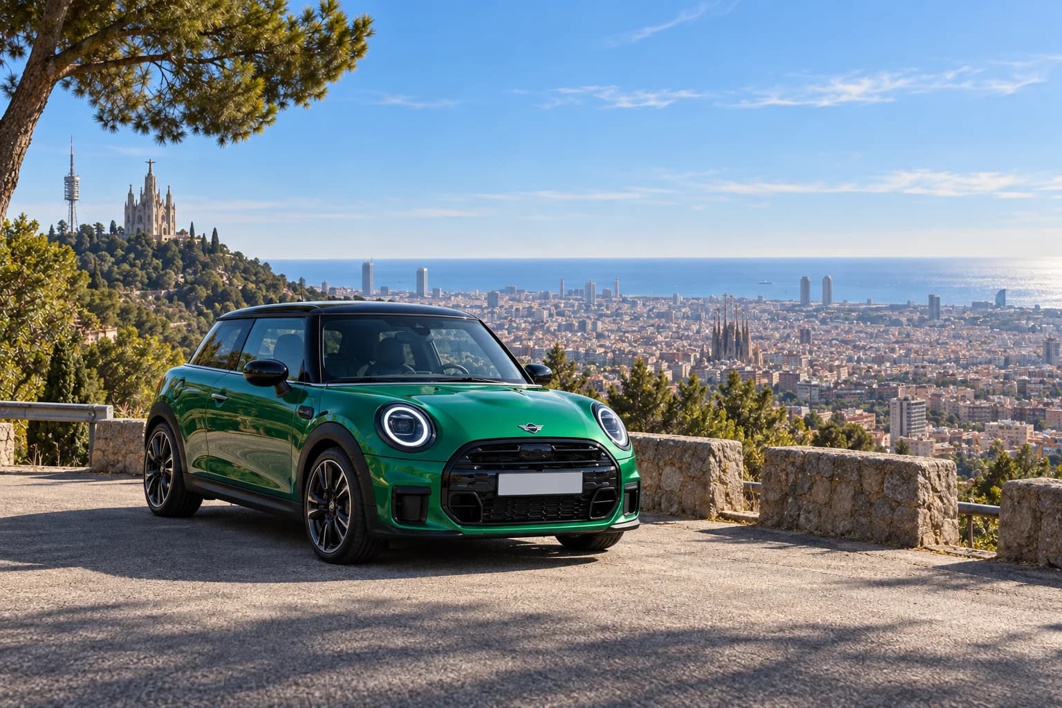 MINI verde en un mirador con Barcelona y el mar al fondo