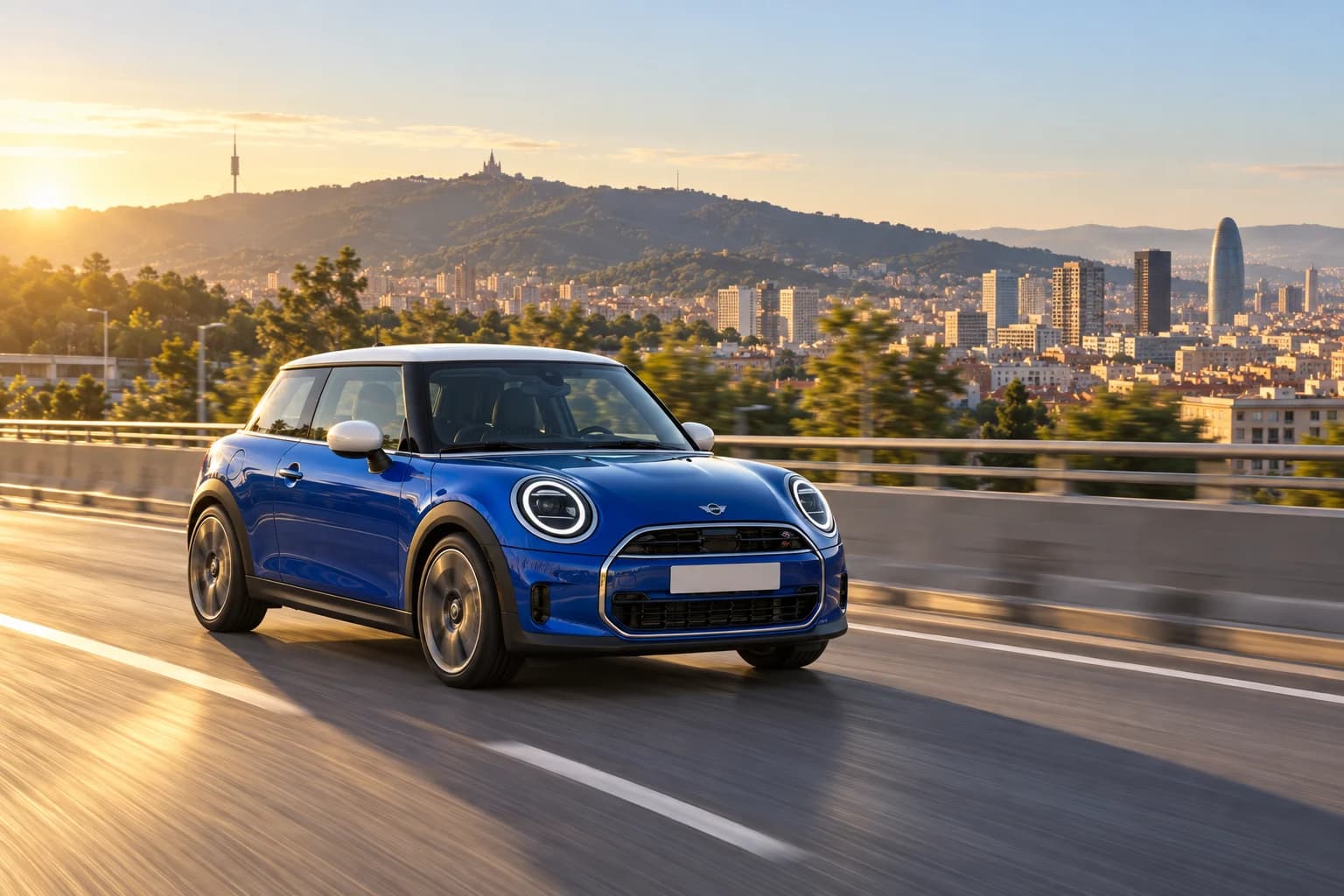 MINI azul por una vía rápida de Barcelona con Collserola al fondo