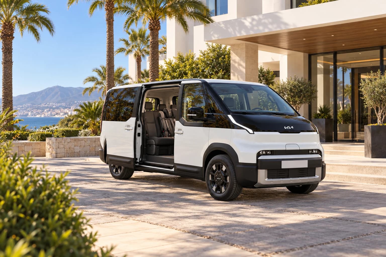 Kia PV5 Passenger blanco con la puerta corredera abierta frente a un edificio con palmeras y el mar al fondo