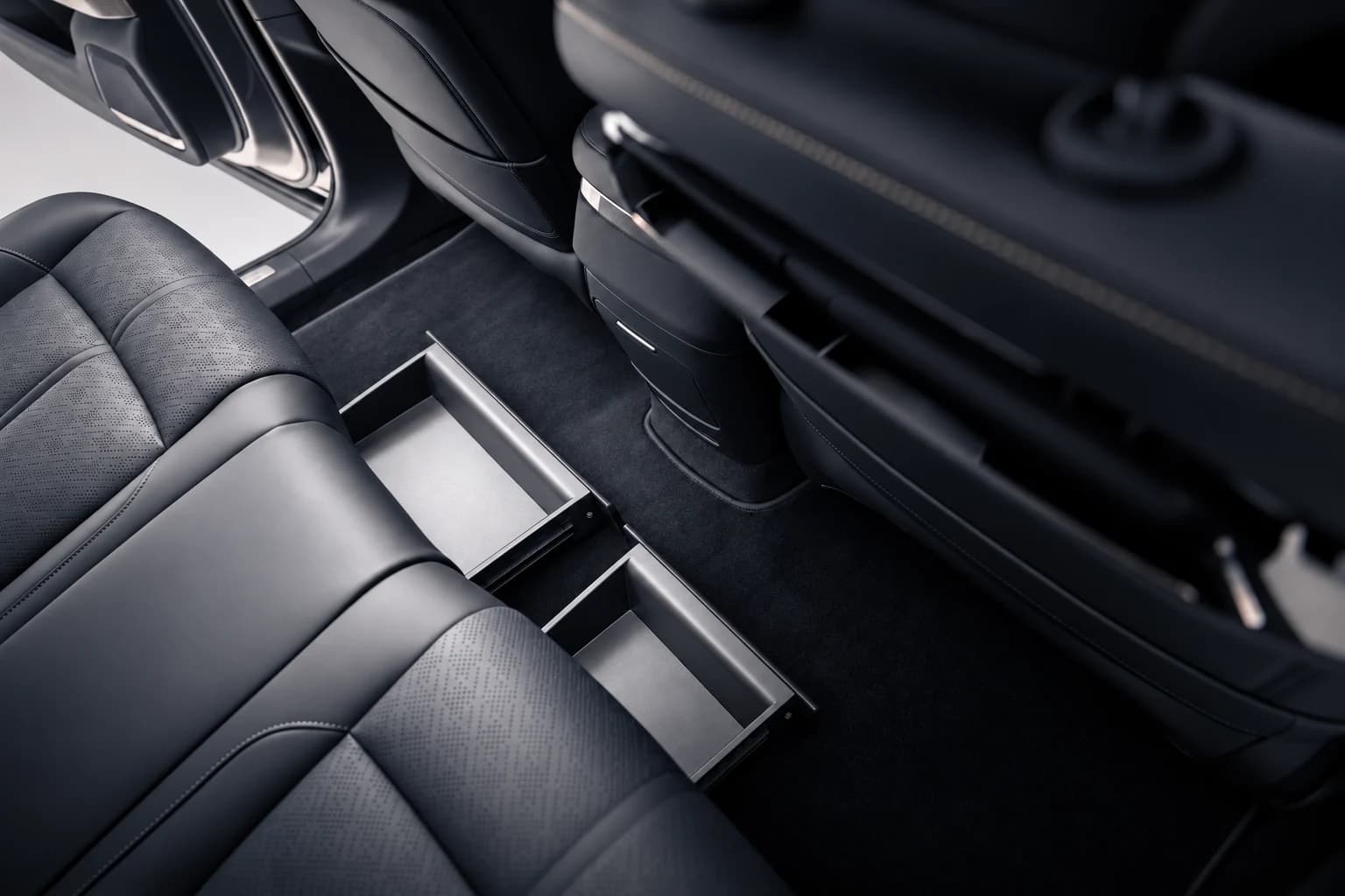Cajones de almacenaje bajo el asiento trasero del Zeekr 7X