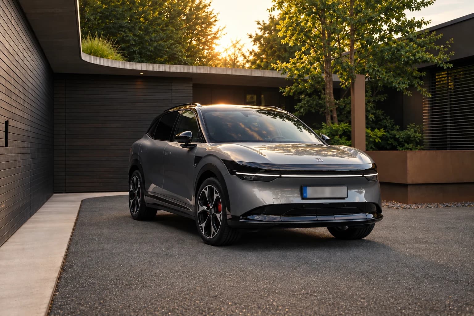 Zeekr 7X gris en el patio de una vivienda moderna al atardecer