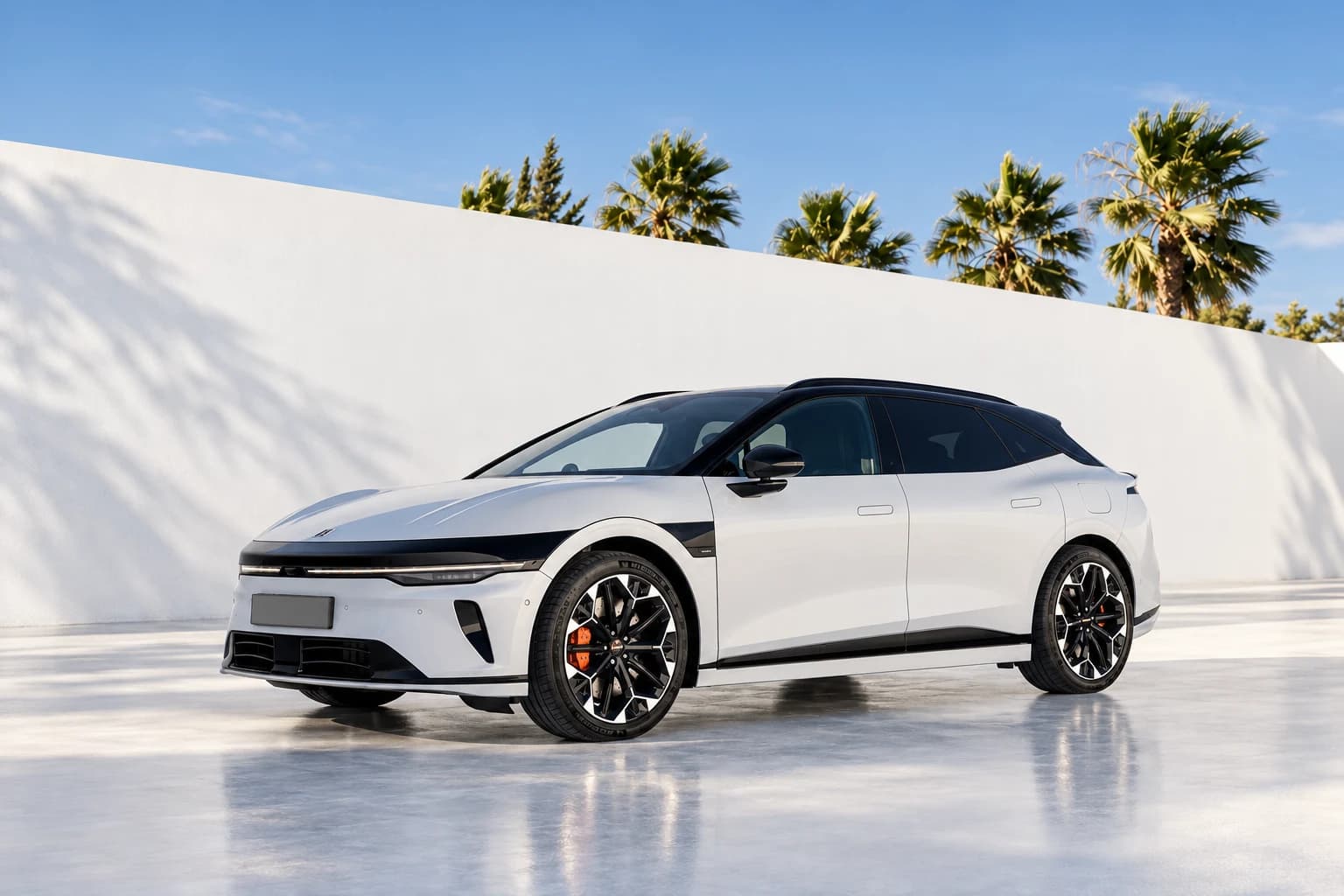 Zeekr 7GT blanco con techo negro ante un muro blanco y palmeras