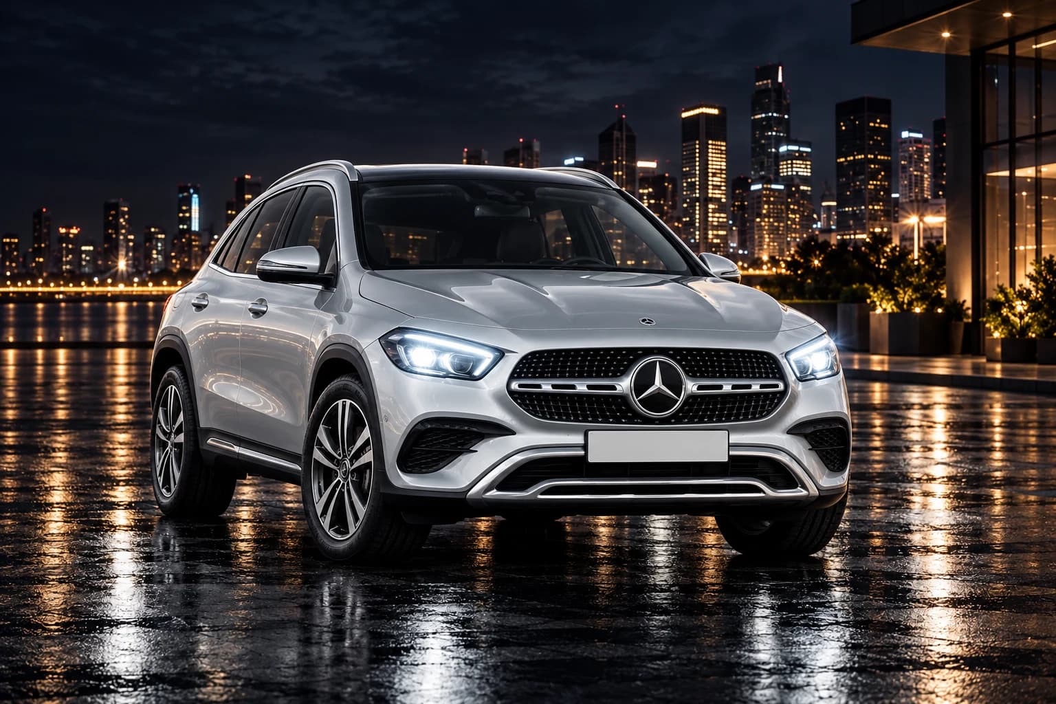 Mercedes-Benz GLA plateado de noche
