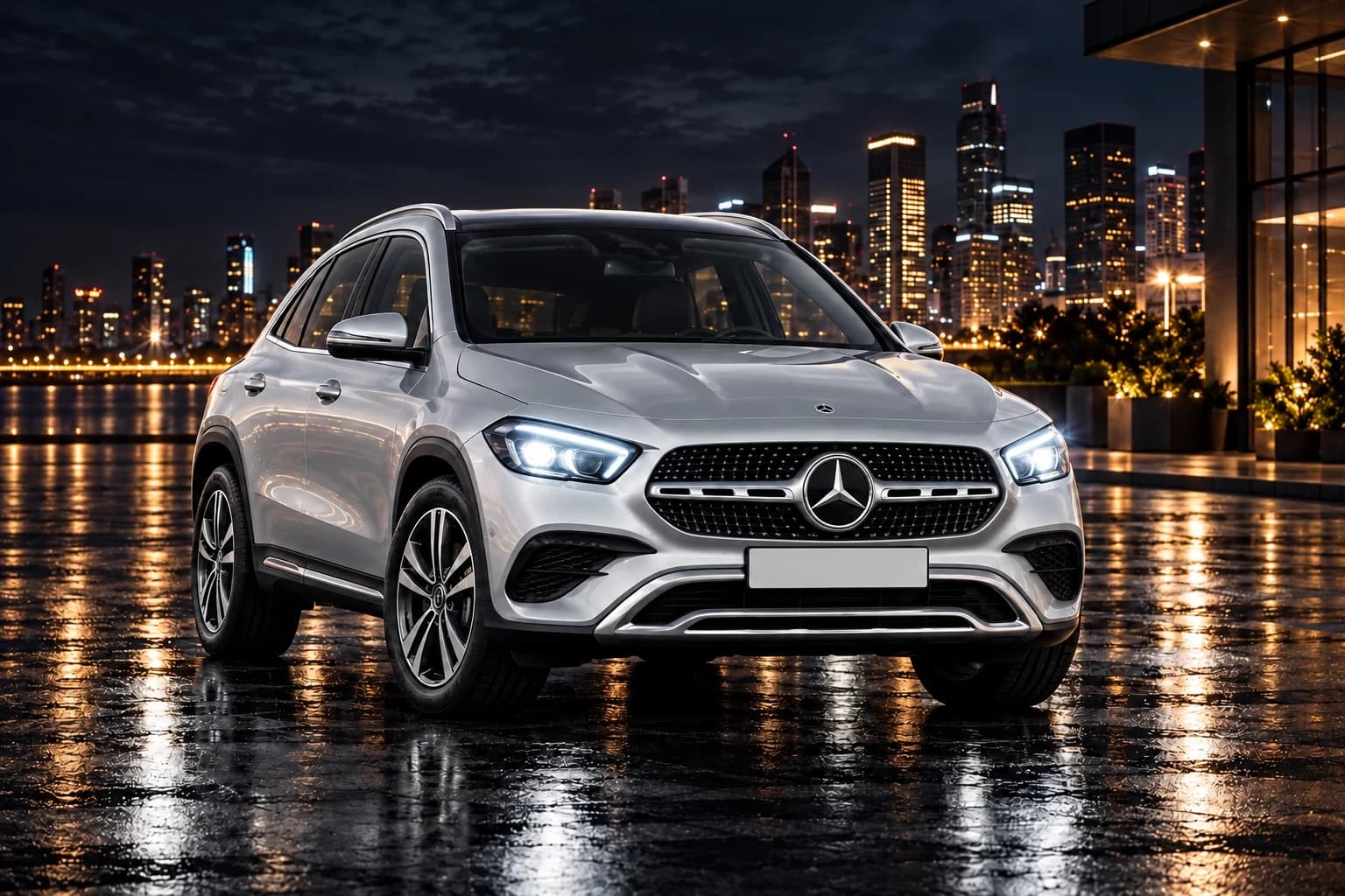 Mercedes-Benz GLA plateado de noche
