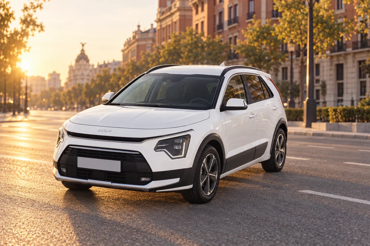 Kia Niro blanco al amanecer en una avenida de Madrid